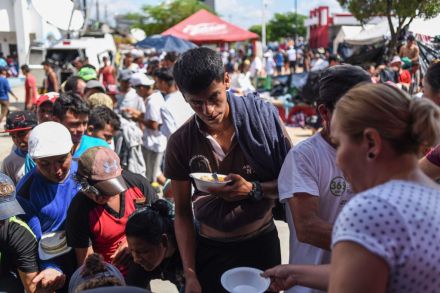 migrant caravan honduras food