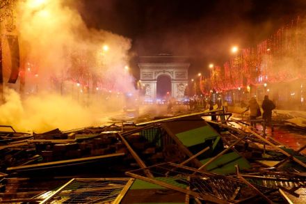 paris burning gilets jaunes