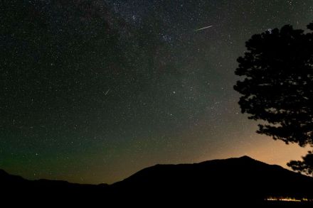Two Perseid meteors peltier