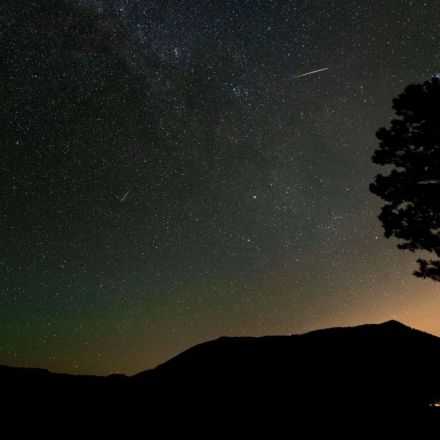 Two Perseid meteors peltier