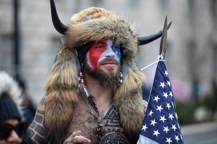 qanon shaman jake angeli-chansley