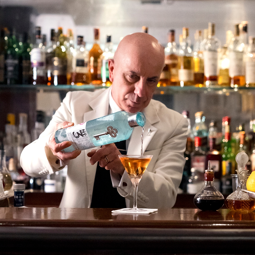 Alessandro_Vesper_Martini_Dukes_Pouring[2][1].jpg