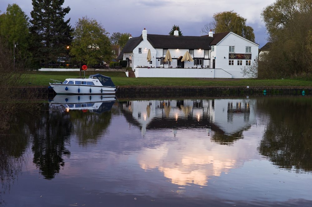 The_old_ferry_boat_inn_cambridgeshire.jpg