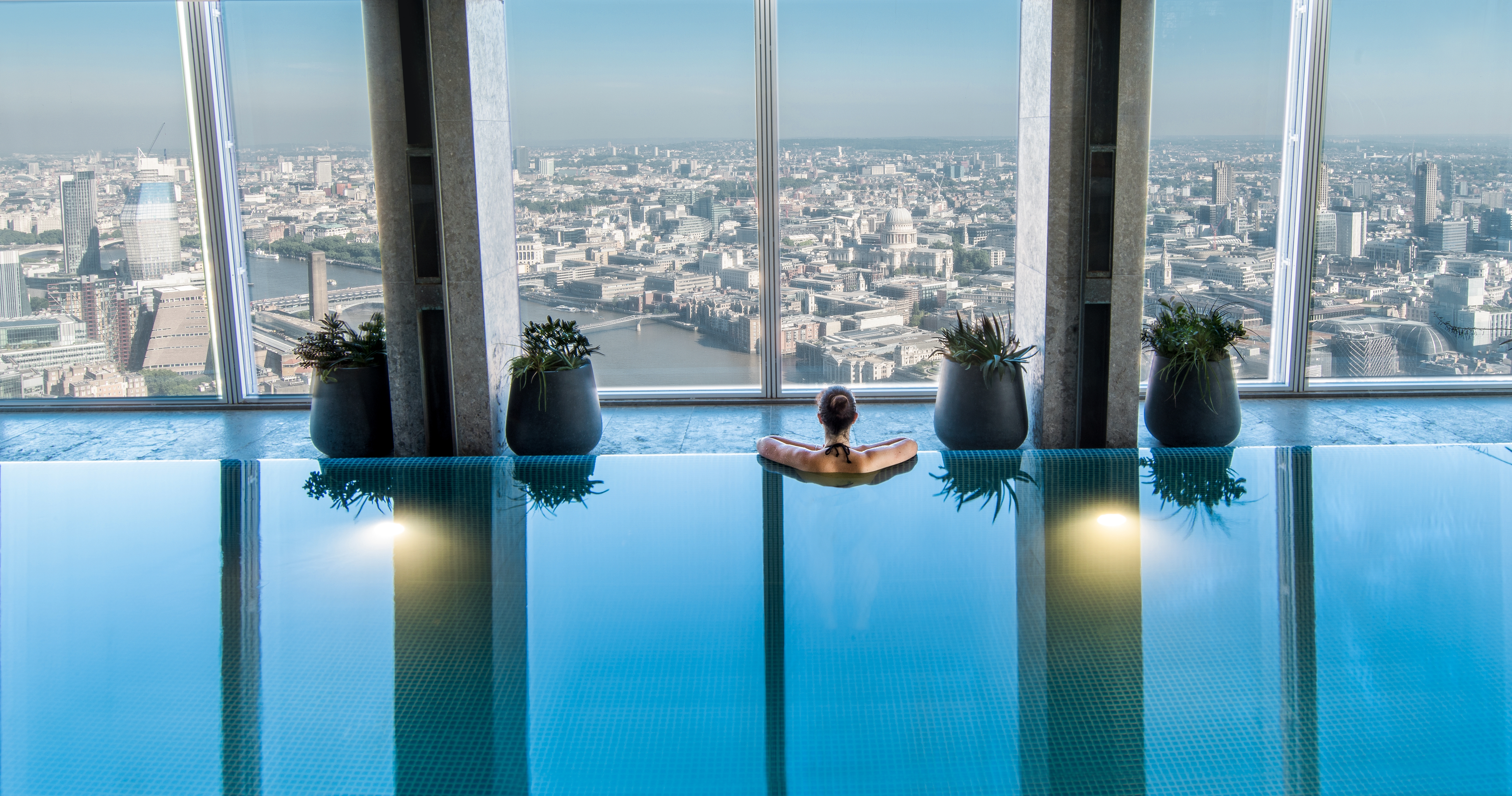 Shangri-La_Hotel_At_The_Shard_London_Sky_Pool_5.jpg