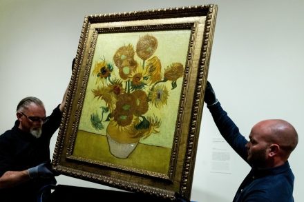 sunflowers juststopoil protesters