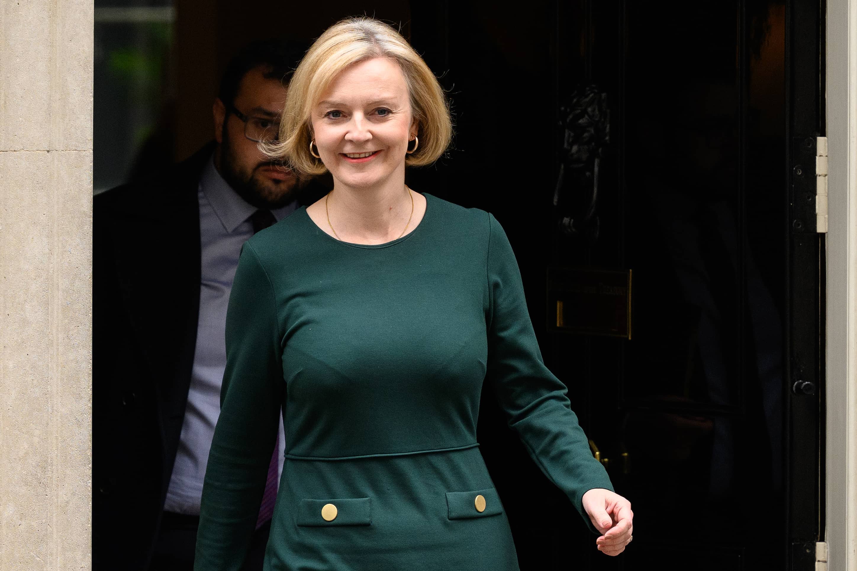 liz truss green dress Rishi Sunak and Liz Truss Compete to Be Next British Prime Minister
