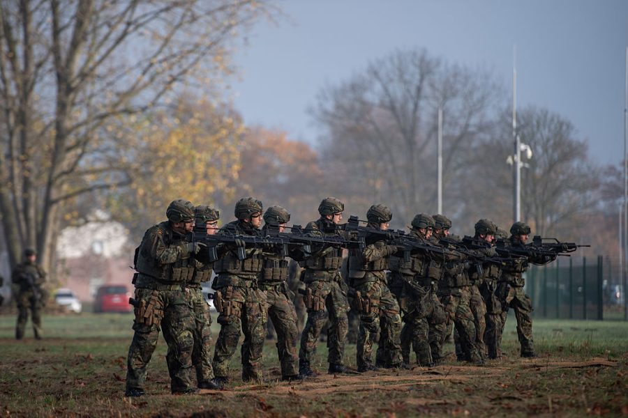 Soldats alleands supportant un soldat anglais, blessé c