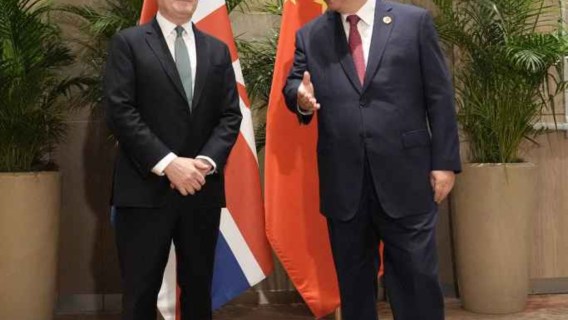 What does Starmer want to achieve in China?