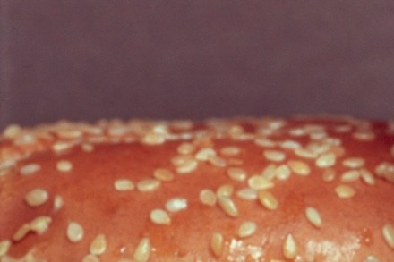 Une bouteille de beaujoulais nouveau à côté d'un repas McDonald's, France, 1994. (Photo by Robert DEYRAIL/Gamma-Rapho via Getty Images)