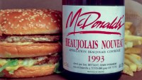 Une bouteille de beaujoulais nouveau à côté d'un repas McDonald's, France, 1994. (Photo by Robert DEYRAIL/Gamma-Rapho via Getty Images)