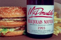 Une bouteille de beaujoulais nouveau à côté d'un repas McDonald's, France, 1994. (Photo by Robert DEYRAIL/Gamma-Rapho via Getty Images)
