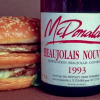 Une bouteille de beaujoulais nouveau à côté d'un repas McDonald's, France, 1994. (Photo by Robert DEYRAIL/Gamma-Rapho via Getty Images)