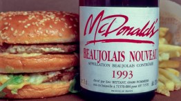 Une bouteille de beaujoulais nouveau à côté d'un repas McDonald's, France, 1994. (Photo by Robert DEYRAIL/Gamma-Rapho via Getty Images)